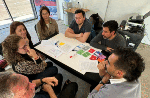 Imágenes de talleres con la Caja de Herramientas